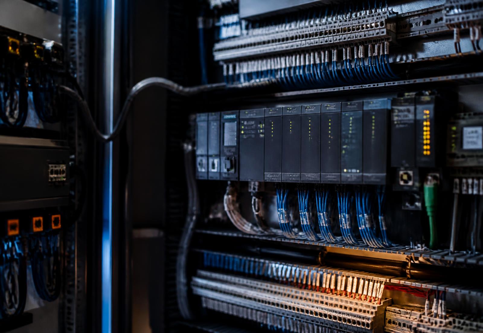 Apparatskåp med PLC och märkta kablar